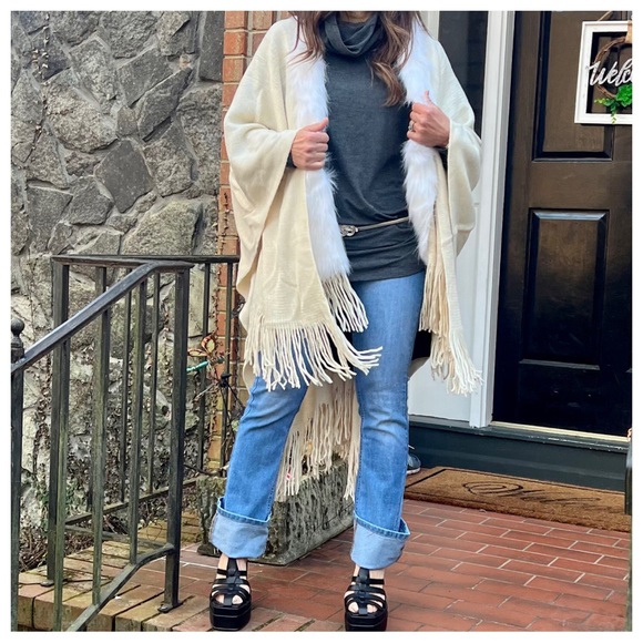 Boho chic Faux Fur Trim poncho - Picture 5 of 7